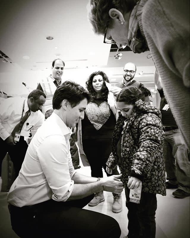 Adam Scotti via Instagram: “The PM @justinpjtrudeau and Premier @kathleen_wynne welcomed Syrian Refugees to Canada in December. Only two more days until the #first100 and I am still working through the archive. #cdngingersnaps #cdnpoli” 