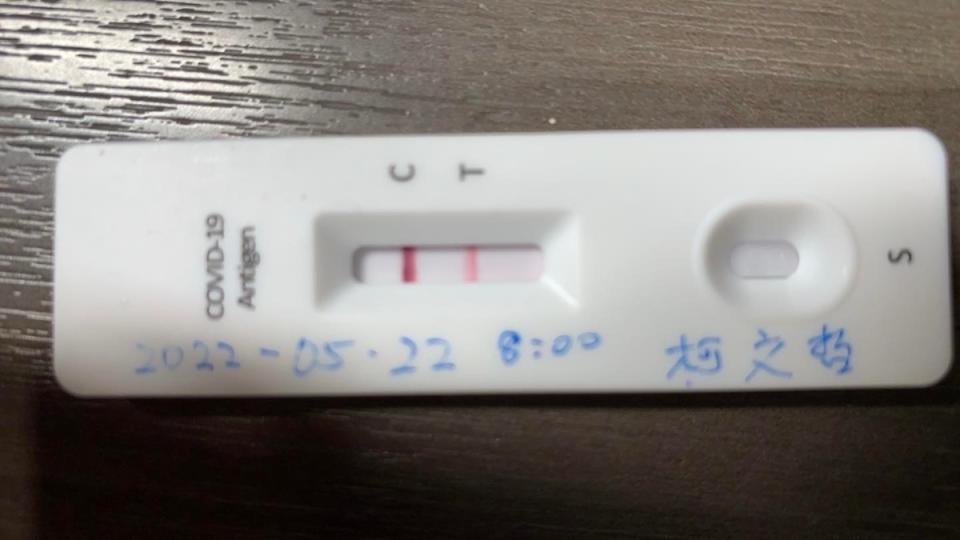 陳時中：快篩陽比照確診給藥 最快下周開放全民適用。（取自柯文哲臉書/今晨快篩陽）