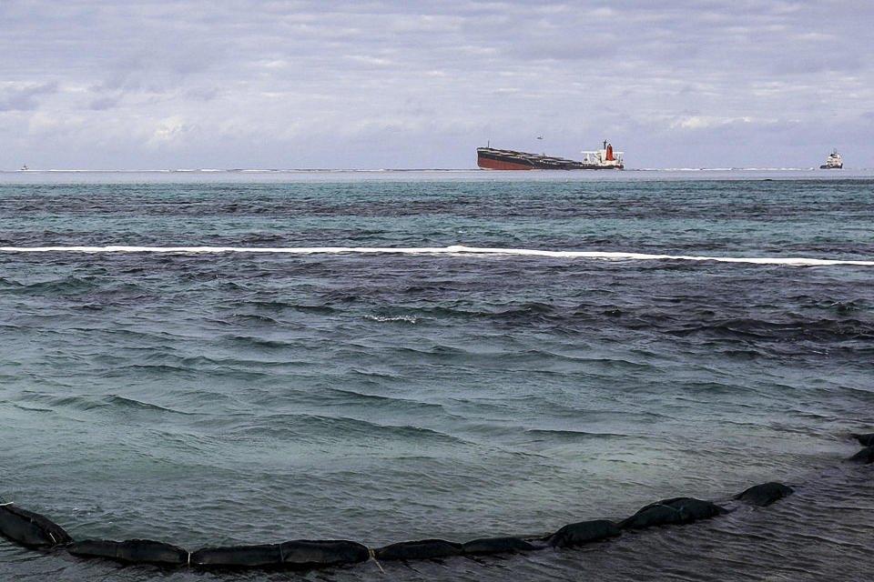 MAURITIUS-ENVIRONMENT-DISASTER-OIL