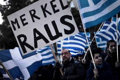 Unterdessen protestierten etwa tausend Anhänger der griechischen Neonazi-Partei Chryssi Avghi (Goldene Morgenröte) vor der deutschen Botschaft in Athen gegen den Umgang mit dem finanziell angeschlagenen Zypern. Sie trugen bei der Kundgebung Plakate mit Aufschriften wie "Deutschland raus" und "Merkel raus"