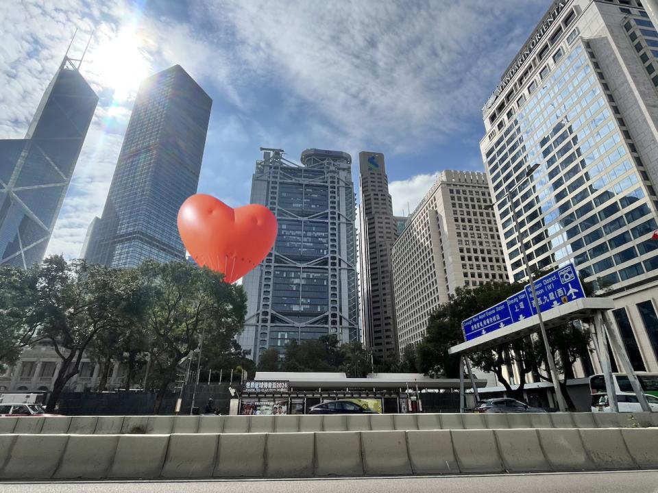Chubby Hearts Hong Kong巨型紅心2.14-24情人節至元宵節浪漫登港！對城市愛的宣言，倫敦展出後首度飄浮在香港天際