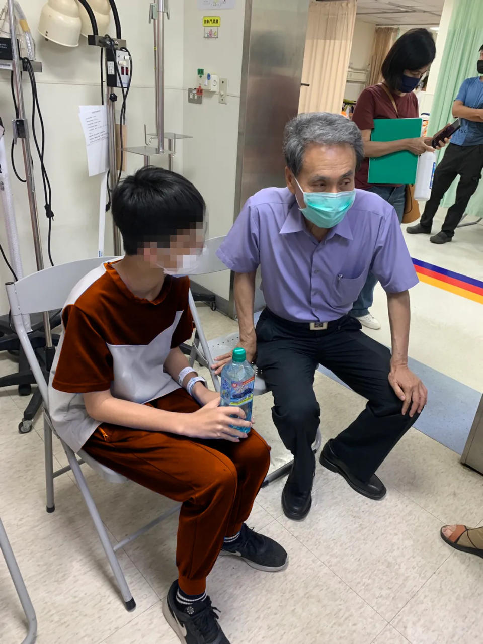 <strong>學生（左）在醫院接受治療。（圖／中天新聞）</strong>
