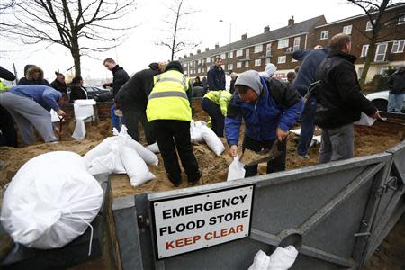 Residents fill sand bags before an expected storm surge in Great Yarmouth, eastern England December 5, 2013. REUTERS/Darren Staples