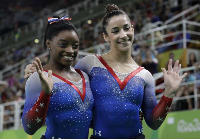 美國體操小天后「黑珍珠」拜爾斯（Simone Biles）個人第4面金牌入袋。（美聯社）