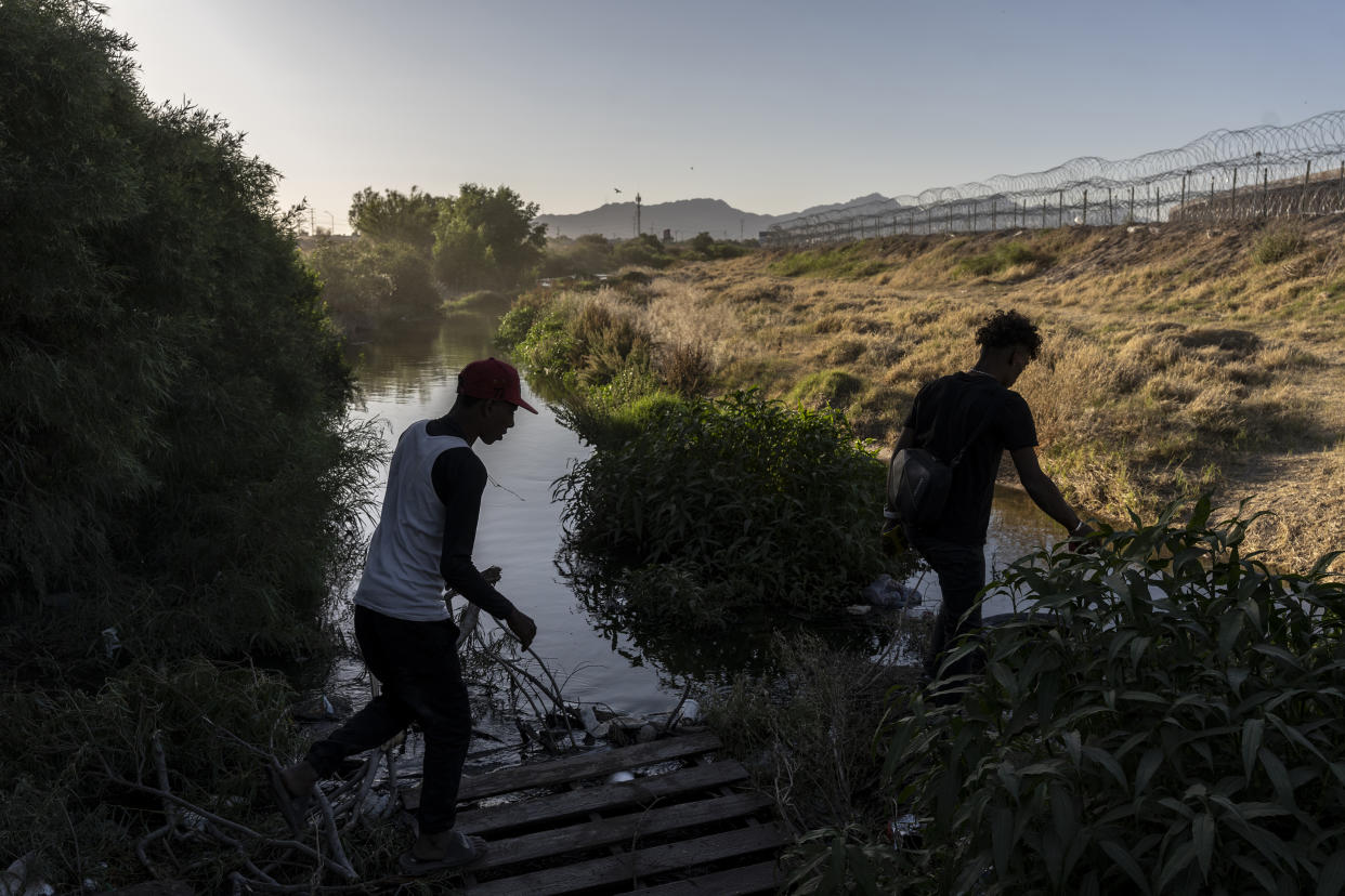 Venezolanos cruzan de México a Estados Unidos, el 5 de mayo de 2023. (Alejandro Cegarra/The New York Times).