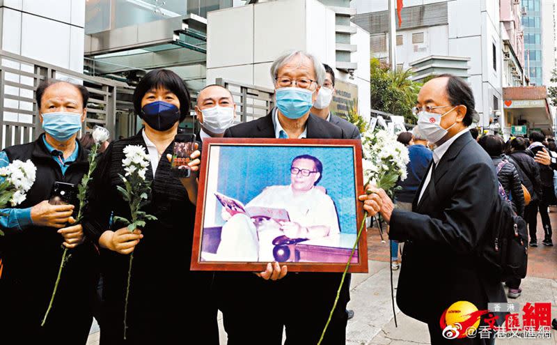 上千名香港人悼念江澤民，現場不少人手持白色鮮花，其中還有老人手拿舊照片，緬懷江澤民。（圖／翻攝自香港文匯網微博）