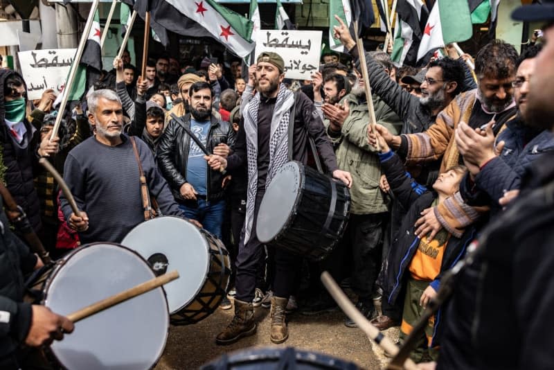 Syrians take part in a demonstration against the Syrian regime on the 13th anniversary of the Syrian Revolution. Anas Alkharboutli/dpa