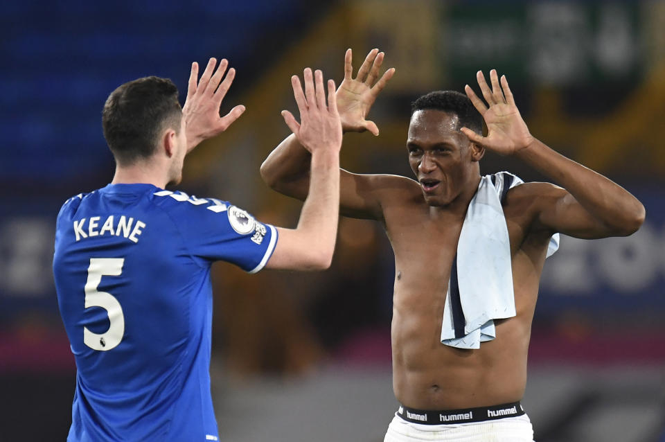 El colombiano Yerry Mina (derecha) y Michael Keane, del Everton, festejan tras vencer al Chelsea el sábado 12 de diciembre de 2020, en la Liga Premier (Peter Powell/Pool via AP)