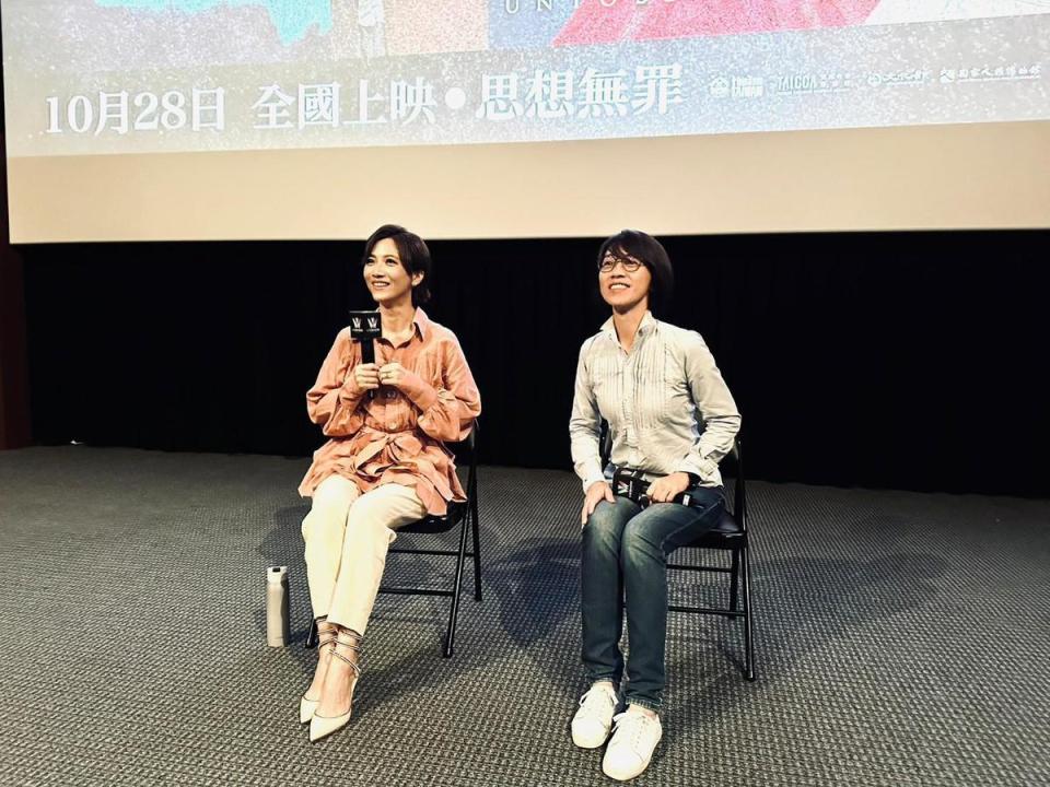 《流麻溝十五號》導演周美玲與演員徐麗雯現身戲院，和台南女中學生互動。（牽猴子提供）