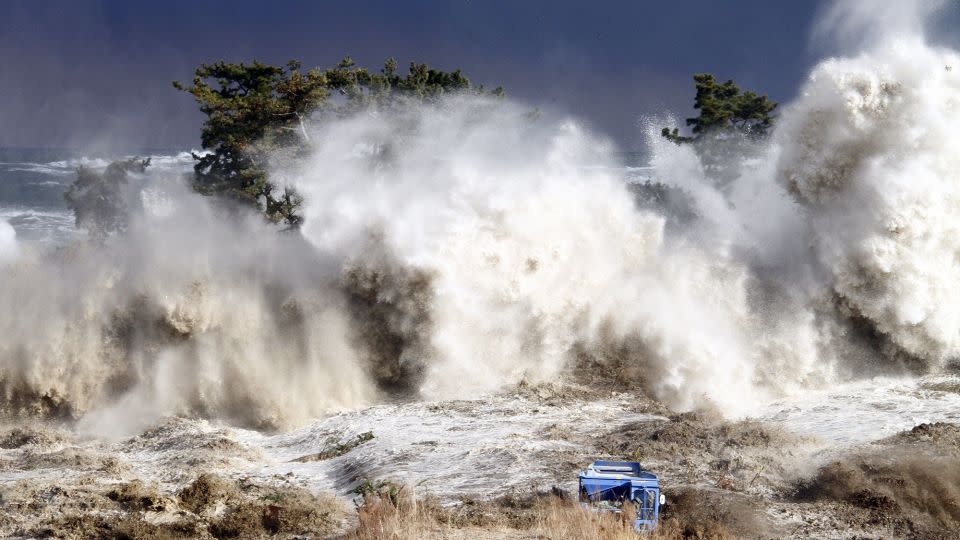 Dieses am 11. März 2011 aufgenommene Foto zeigt Wellen eines Tsunamis, der die Küste von Minamisoma, Präfektur Fukushima, Japan, trifft.  -Jiji Press/AFP/Getty Images