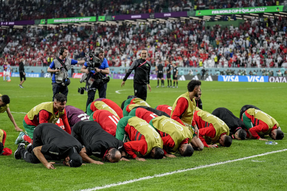 Los jugadores de Marruecos oran al celebrar la victoria ante España en los octavos de final del Mundial, el martes 6 de diciembre de 2022, en Rayán, Qatar. (AP Foto/Martin Meissner)