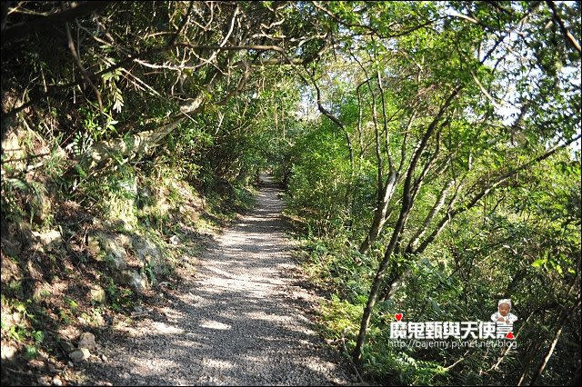 《宜蘭民宿景點美食》礁溪香腸伯~跑馬古道口．包潤餅皮的大腸包小腸