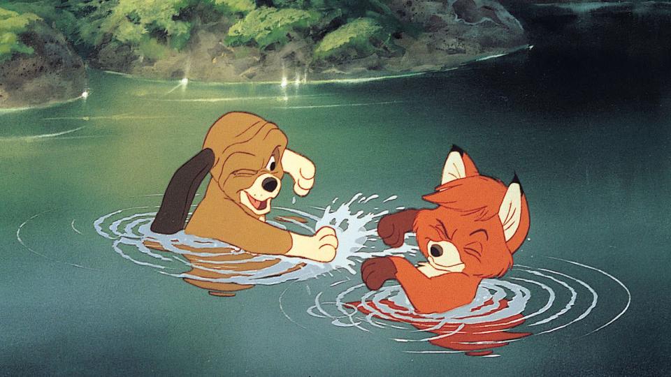 In der fantastischen Welt von Disney kennt Freundschaft keine Grenzen - in "Cap und Capper" (1981) etwa werden ein Hund ein Fuchs beste Kumpels und erleben gemeinsam fantastische Abenteuer. Funfact: Im US-Original ("The Fox and the Hound") heißen die tierischen Helden nicht Cap und Capper, sondern Tod und Copper. (Bild: Disney )