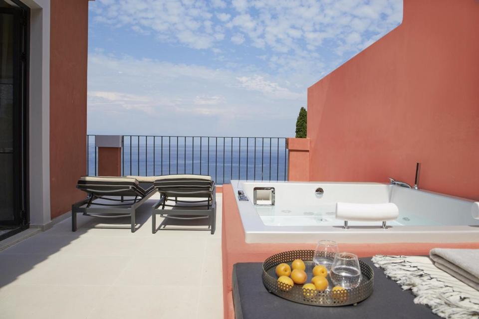Balcony with plunge pool (MarBella Nido)