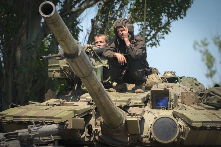 Un soldado ucraniano muestra el signo de la victoria encima de un tanque T-72 en la región de Donetsk, Ucrania, el 20 de junio de 2022