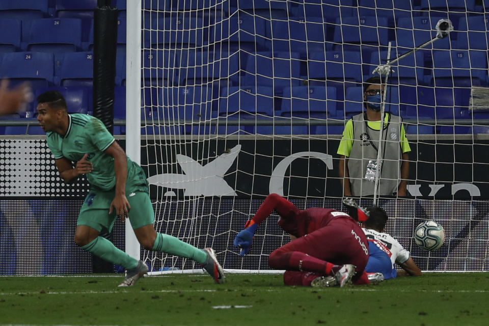 Casemiro (izquierda) del Real Madrid festeja tras anotar un gol ante el Espanyol en el partido de la Liga de España en Barcelona, el domingo 28 de junio de 2020. (AP Foto/Joan Monfort)