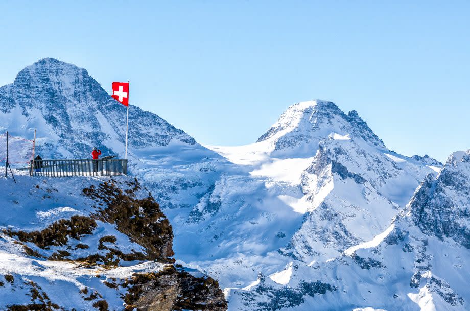 Schweizer Fahne vor Bergen