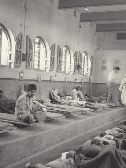 Foto de la Madre Teresa y su trabajo con los pobres, acompañada de representantes de la fundación ACN.