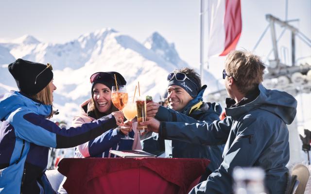 The Boozy Après-Ski Tradition Arrives Stateside as More Americans Hit the  Slopes