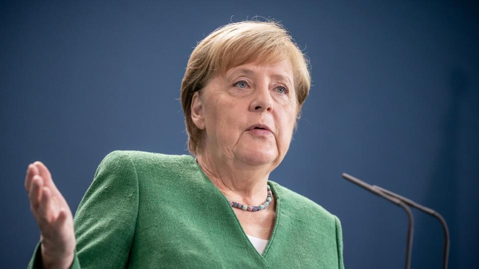 Bundeskanzlerin Angela Merkel trifft sich mit den Ministerpräsidenten der Länder.