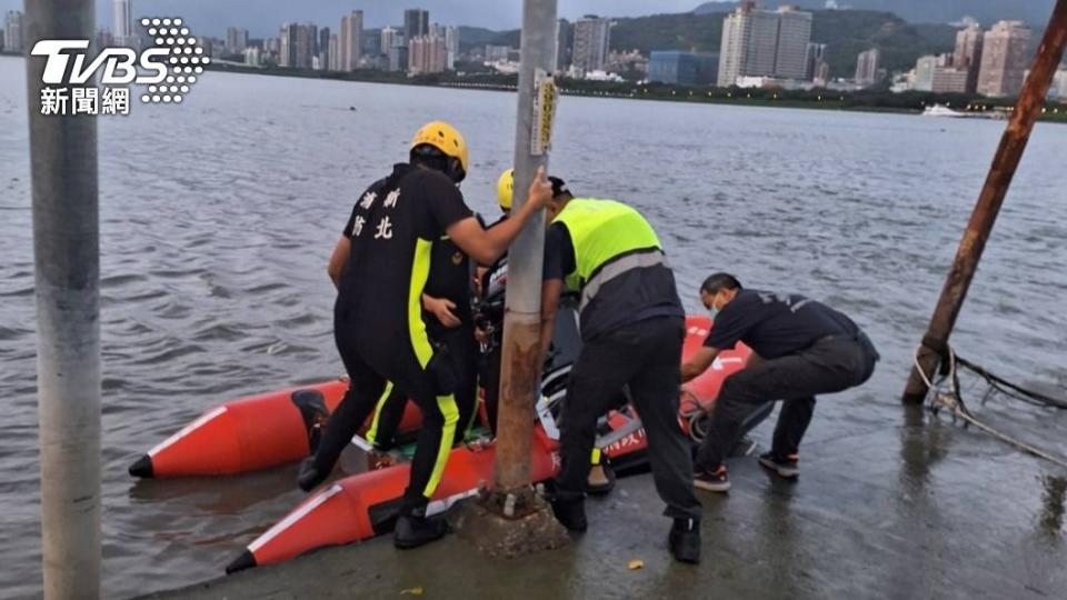 警消出動船艇將跳河的潘男救起。（圖／TVBS）