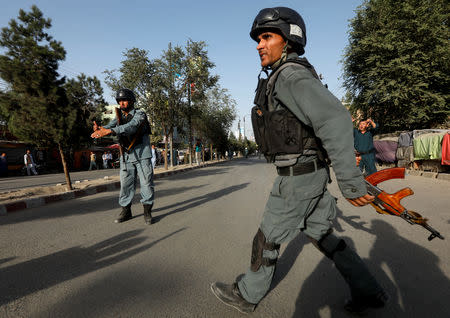 Afghan policemen arrive at the site of a suicide bomb attack in Kabul, Afghanistan August 15, 2018. REUTERS/Omar Sobhani