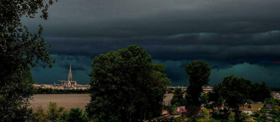 Le temps de ce dimanche sera marqué par un ciel très nuageux et des averses orageuses de la Manche jusqu'à l'ouest des Pyrénées. (image d'illustration)
