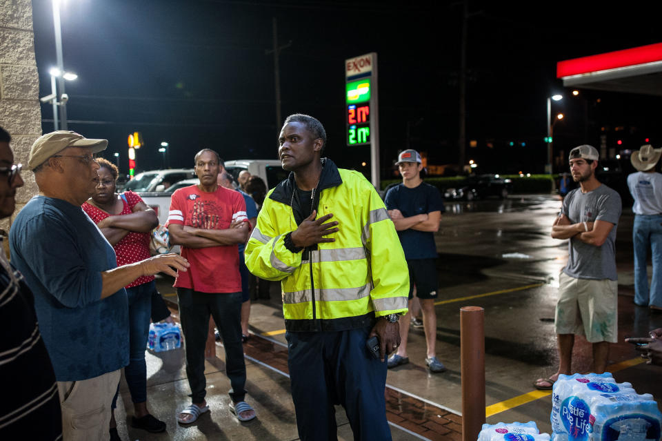 Beaumont ISD Police Chief Joe Malbrough&nbsp;attempts to stop people from taking water outside a local convenience store. (Photo: Joseph Rushmore for HuffPost)