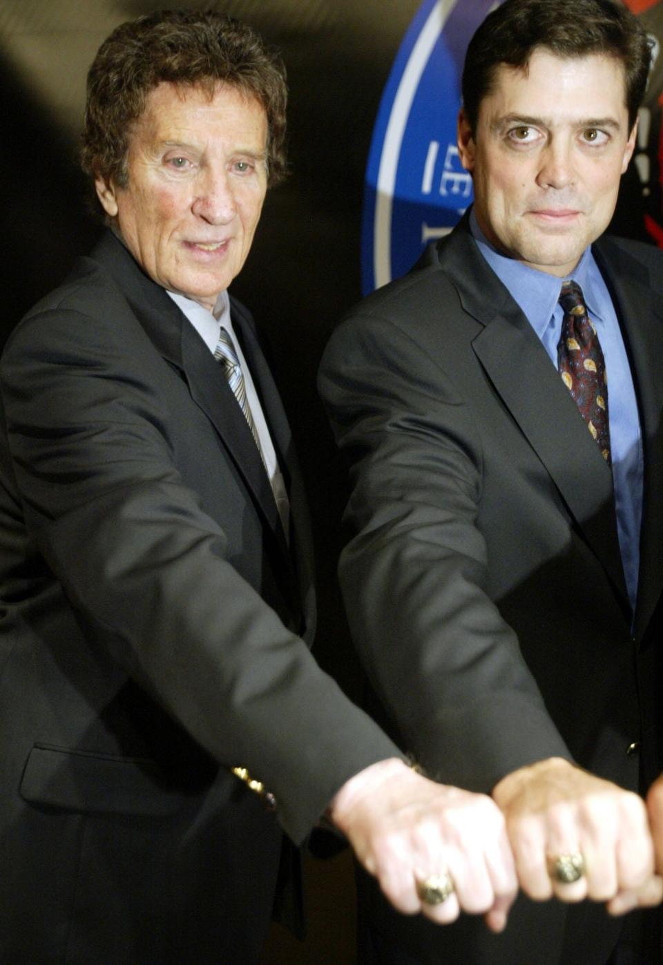 Владелец «Детройт Ред Уингз» Майк Илич (слева) и бывший житель Нью-Йорка Пэт Лафонтен хвастаются своими кольцами после того, как были введены в Зал хоккейной славы в Торонто, понедельник, 3 ноября 2003 года.  (Киртмон Ф. Дозье/Detroit Free Press)