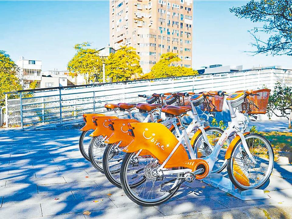 新北市2024年下半年將引進YouBike2.0E，議員要求交通局增設站點，並在跨境處設置禁騎乘人行道公告。（本報資料照片）