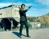 Im selben Jahr stand Clint Eastwood für seinen vielleicht berühmtesten Film vor der Kamera: "Dirty Harry" von Don Siegel. Als Inspektor Callahan, ein knallharter Mann mit ganz eigenen Methoden, geht Eastwood auf die Jagd nach einem Serienmörder. Es folgten vier Fortsetzungen, zuletzt 1988 ("Das Todesspiel"). (Bild: Silver Screen Collection/Getty Images)