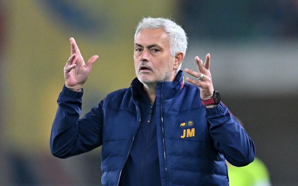 "The Special One" feiert 60. Geburtstag: Kaum eine Trainerpersönlichkeit hat den modernen Fußball derart geprägt wie José Mourinho. Das gilt sowohl für seine Erfolge als auch seine Skandale und Aufreger. Damit befindet sich Mourinho in einem illustren Kreis, wie unsere Auflistung der größten Bad Boys im Fußball eindrucksvoll beweist. (Bild: Getty Images / Alessandro Sabattini)