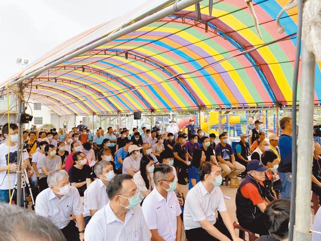 台電台中電廠將增設2部燃氣機組，16日舉辦說明會，許多海線居民到場表達意見。（林欣儀攝）