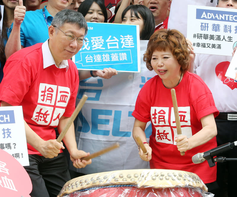 台北市長柯文哲（左）18日出席內科千人捐血活動，擊鼓啟動儀式。中央社記者郭日曉攝 108年7月18日