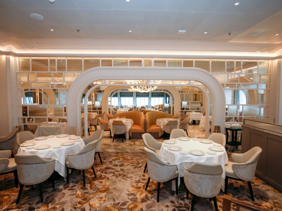 dining room in the oceania vista