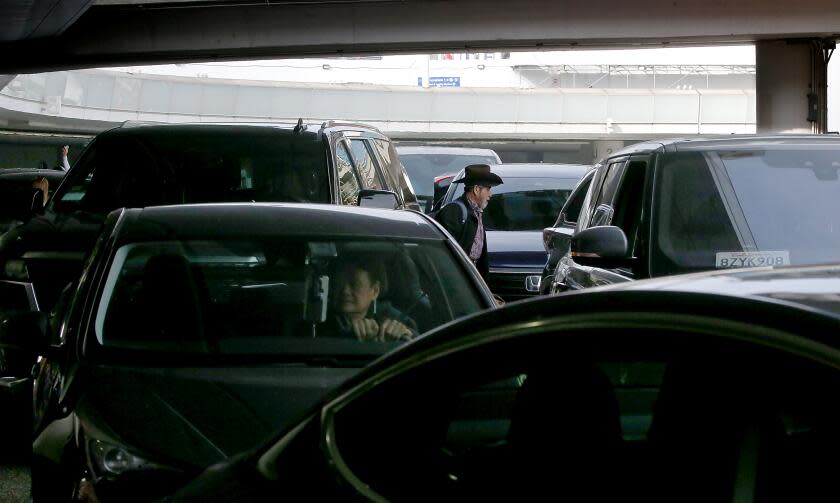 Los Angeles, CA - Motor traffic jams World Way at Tom Bradley International Terminal at LAX on Wednesday, Dec. 27, 2023. Travel experts say this weekend will produce a surge in air passengers as people head home from their holiday trips. (Luis Sinco / Los Angeles Times)