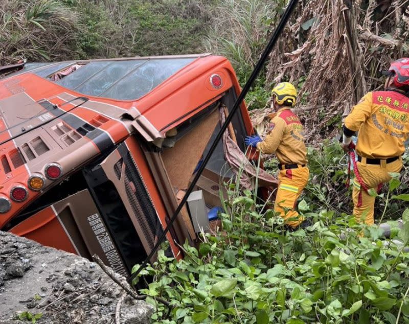 ▲台11線花蓮縣豐濱鄉豐濱村，發生花蓮客運公車、小客車對撞事故，導致公車撞破護欄墜落邊坡。（圖／翻攝畫面）  