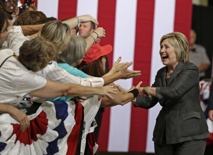 Hillary Clinton grüßt UnterstützerInnen bei einer Wahlkampfveranstaltung im Bundesstaat North Carolina. (Photo: Chuck Burton/AP)