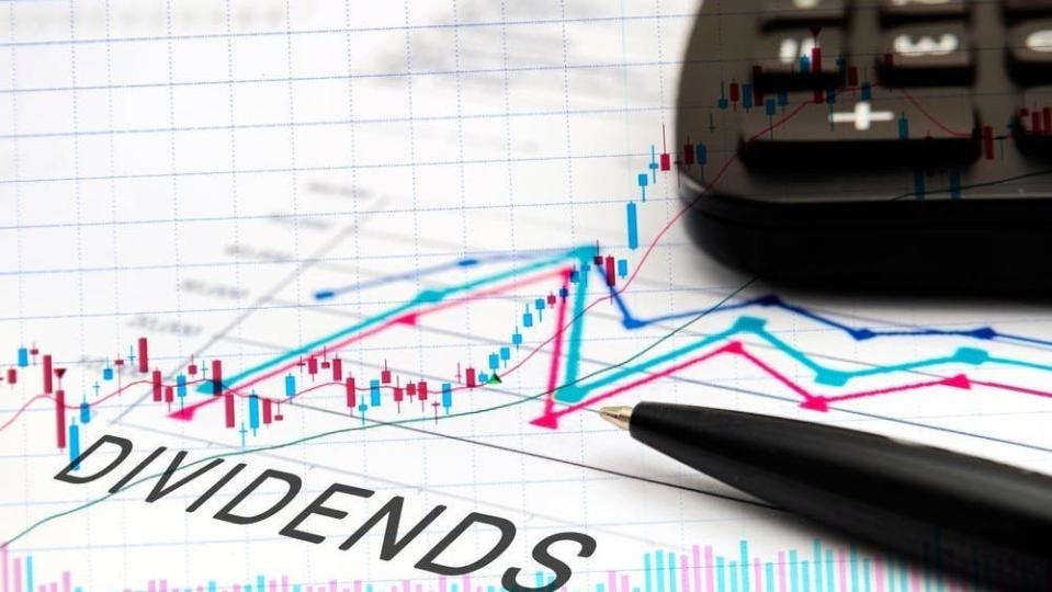 59-Year-Old Retiree Earning $65,000 in Dividends, Reveals Portfolio: Top 3 ETF Picks