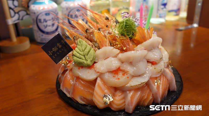 相當「澎湃」的生魚片蛋糕，上頭有滿滿的生魚片、干貝等新鮮食材。（圖／記者張雅筑攝）