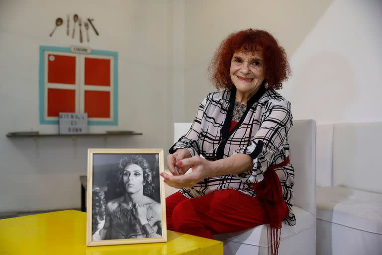 Delia, hermana melliza del célebre bailarín Jorge Donn, que cumpliría hoy 75; en noviembre próximo, además, se conmemorarán 30 años de su muerte en Suiza, muy joven, a los 45 años