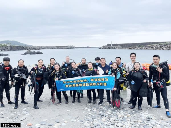 宜蘭縣開辦「首屆宜蘭縣潛海戰將潛水證照培訓班」五月十四日結訓，培訓出十名合格之潛水員，成為潛海戰將後須參與宜蘭縣淨海以及推廣之任務。（圖：宜蘭縣政府提供）