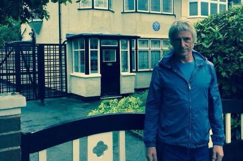Paul Weller outside John Lennon's former home Mendips on Menlove Avenue.