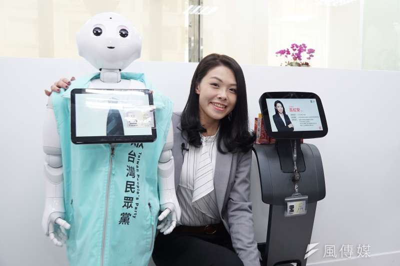 20200226-新科立委高虹安26日舉辦機器人助理歡迎會，並與機器人Pepper、Temi合影。（盧逸峰攝）