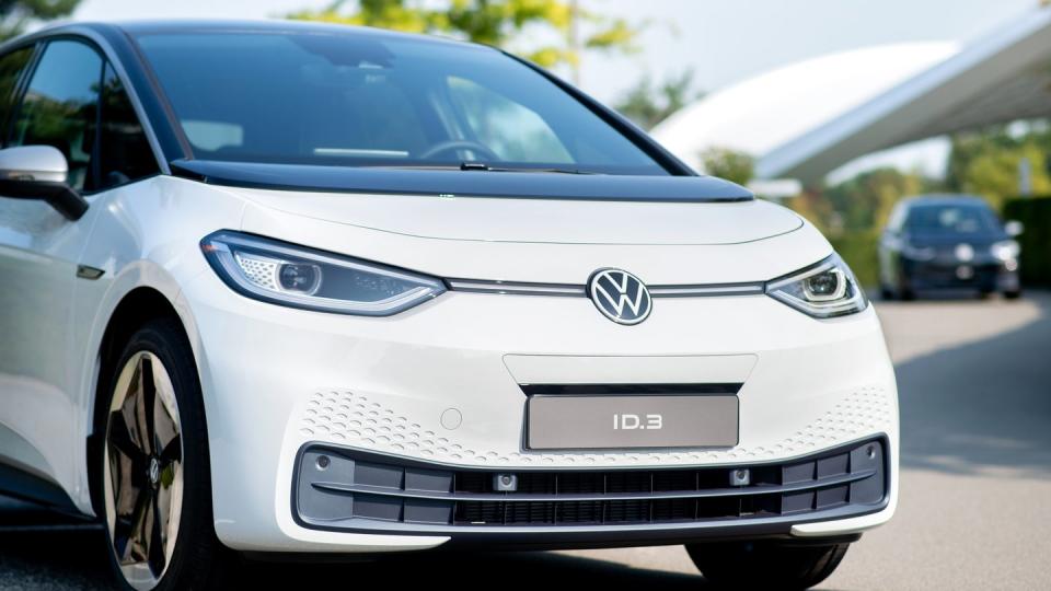 Der elektrische Hoffnungsträger ID.3 ist bei den ersten Kunden – nun will Volkswagen auch das Anschlussmodell ID.4 so rasch wie möglich an den Start bringen.