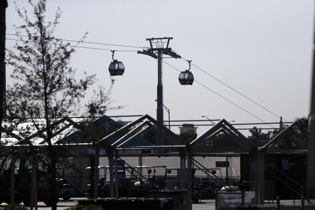 Thousands of workers preparing Miami stadium for Super Bowl