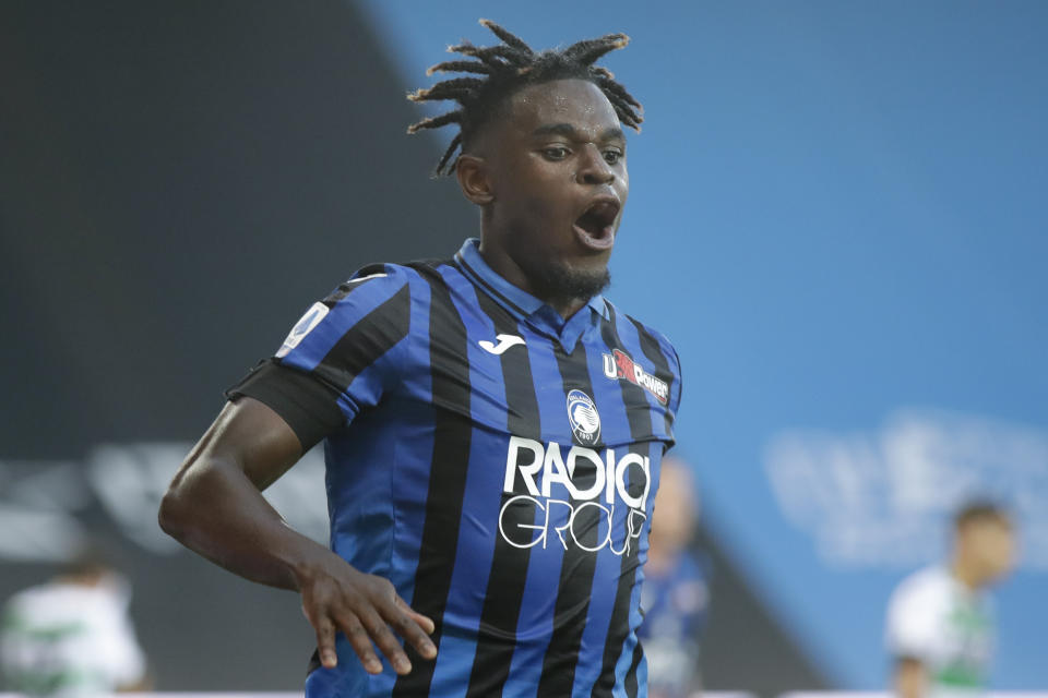 Duván Zapata celebra tras marcar el cuarto gol del Atalanta en el partido contra Sassuolo por la Serie A en Bérgamo, Italia, el domingo 21 de junio de 2020. (AP Foto/Luca Bruno)