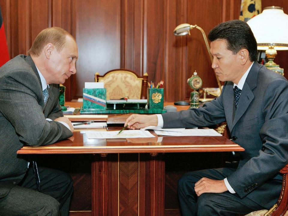 Ilyumzhinov playing chess against Vladimir Putin (AFP/Getty)