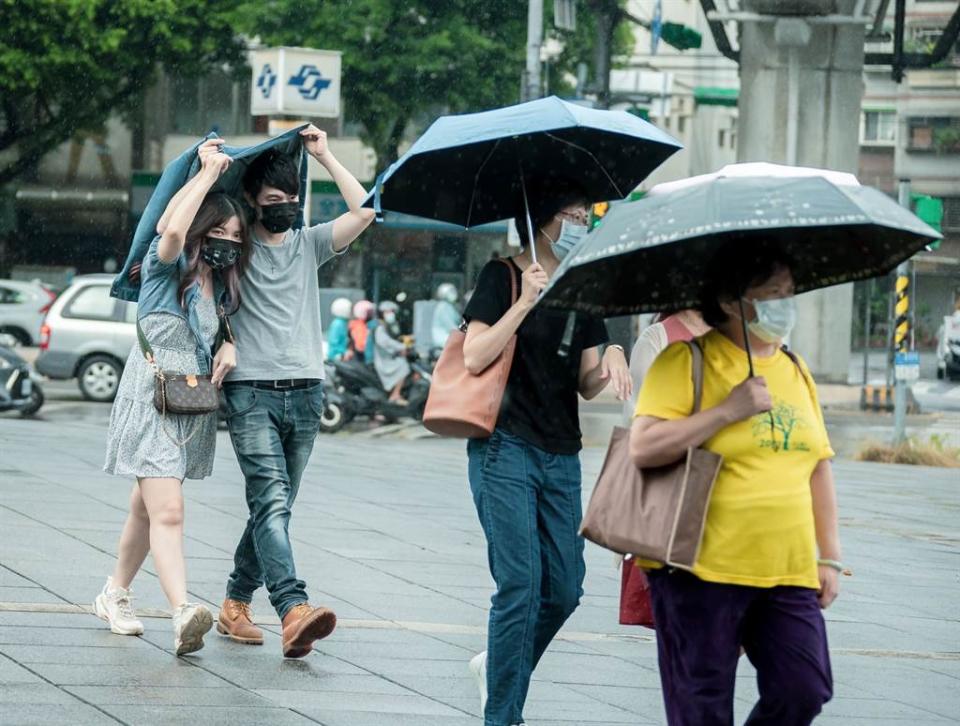 中央氣象局表示，南海、菲律賓東方海面未來可能有熱帶性低氣壓或颱風發展，國慶連假有3地區可能要在雨中度過，並有局部較大雨勢發生的機率。(圖/羅永銘攝)