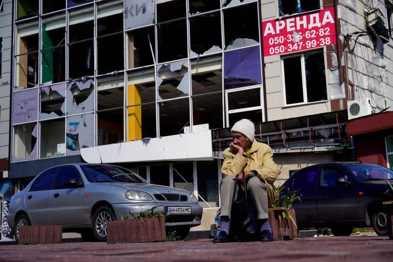 Una mujer es vista en una calle de la ciudad de Mariupol el 25 de septiembre de 2022, en medio de la actual acción militar rusa en Ucrania.